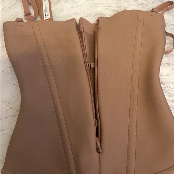 SKIMS Nude Shapewear Bodysuit - Picture 3 of 6